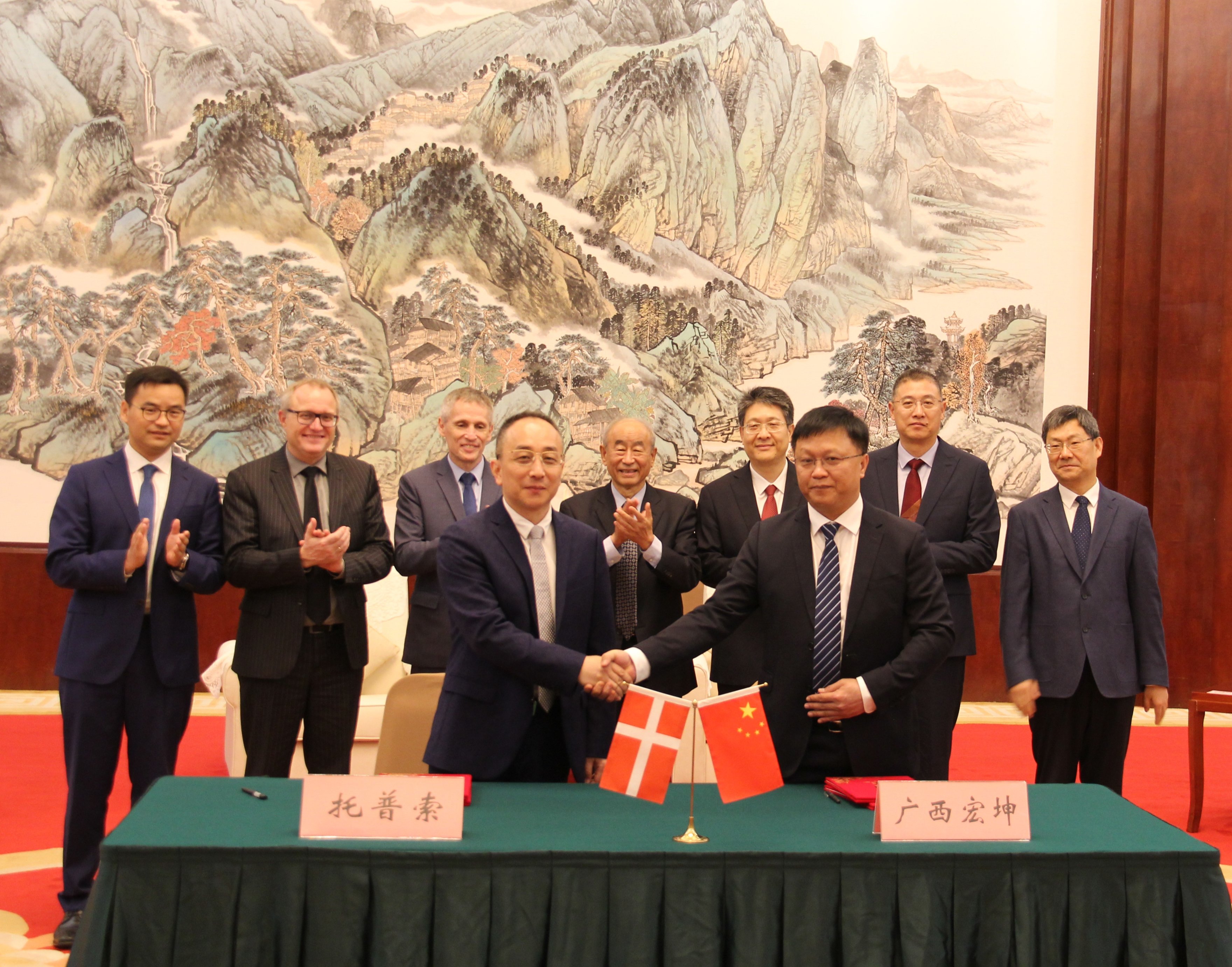 The agreement was signed by Dajun Yang, Managing Director Topsoe, China (front left) and by Jiaming Liu, General Manager of Guangxi Hongkun Biomass (front right).